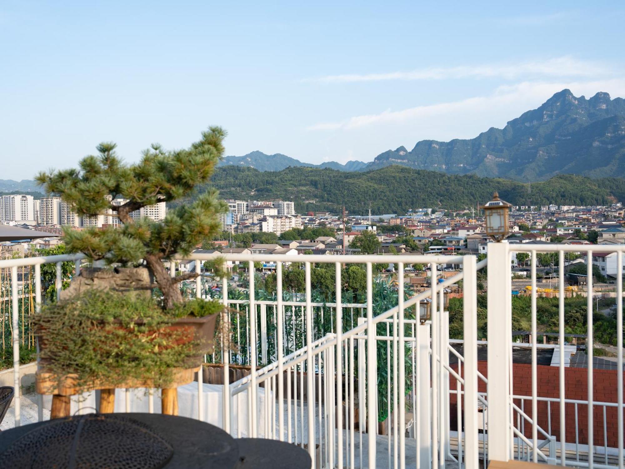 Patio Spring Holiday Inn -- Free Round Trip Pick-Up Service --Panoramic View Of Tianmen Mount Zhangjiajie Exteriör bild