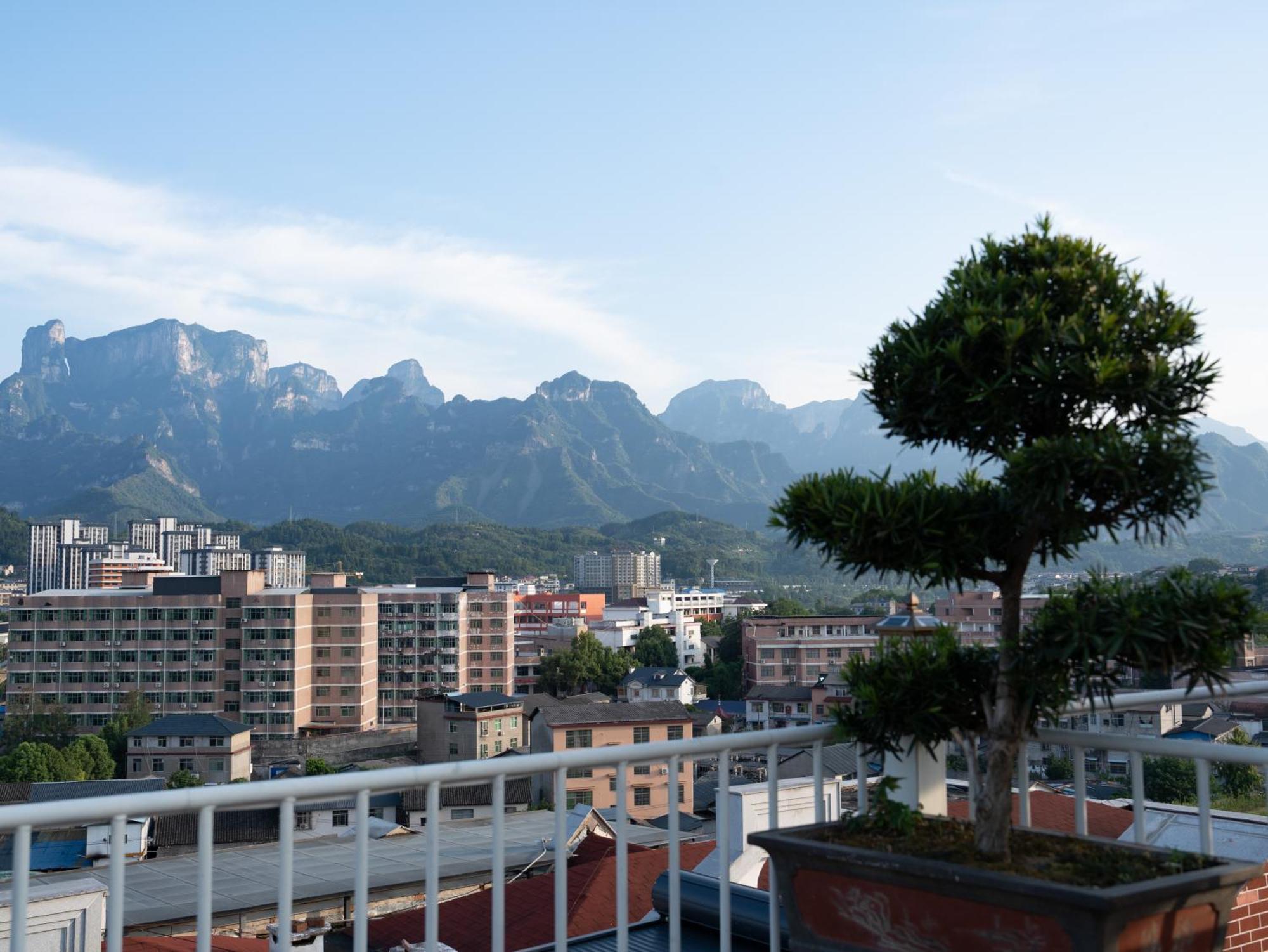 Patio Spring Holiday Inn -- Free Round Trip Pick-Up Service --Panoramic View Of Tianmen Mount Zhangjiajie Exteriör bild